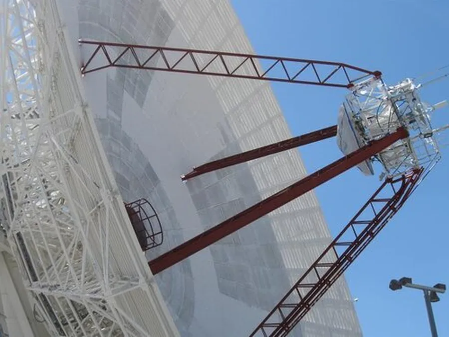 Earth Station Support Radar pointing to the right
